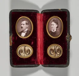 Unbetiteltes Etui mit Porträts eines Mannes und einer Frau und Haarschmuck, um 1870er Jahre