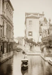 Ohne Titel II 8, um 1890. [Gondel auf Kanal, Venedig]