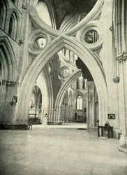 Ungewöhnliche Bögen in der Wells-Kathedrale, die ein St. Andrews-Kreuz bilden