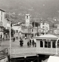 Blick auf Moltrasio am Ufer des Comer Sees, Italien