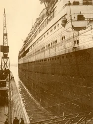 Ansicht der Steuerbordseite der Majestic beim Einlaufen in das Schwimmdock, ca. 1930