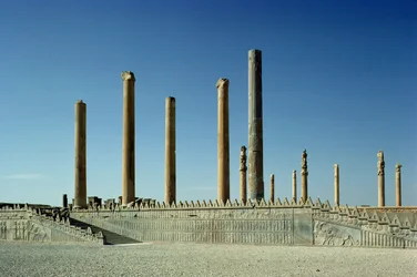 Ansicht der Apadana (Audienzhalle) Säulen und Osttreppe, Achämenidenzeit, 5. Jahrhundert v. Chr. (Foto)