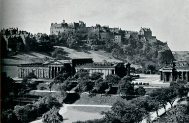 Blick auf die Nationalgalerie von Schottland und das Edinburgh Castle, ca. 1945