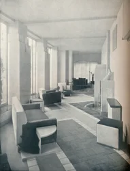 Ansicht des Sonnenzimmers bei Tageslicht, zeigt die drei Fenster und Säulen, 1930