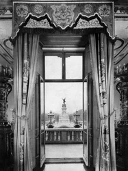 Blick auf das Victoria-Denkmal von innen im Buckingham Palace, London