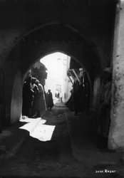 Blick durch einen Torbogen, Rabat, Marokko, ca. 1920er-ca. 1930er