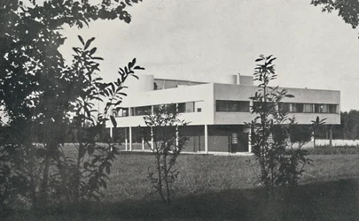Villa in Poissy, aus Stahlbeton gebaut, 1933