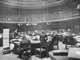 Besucher durchsuchen Bände im Public Record Office, Chancery Lane, London, 1903