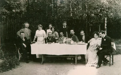 Besucher mit dem russischen Autor Alexander Kuprin und seiner Familie, Gatschina, Russland