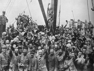 Vive la France: Französische Truppen an Bord eines Transportschiffs auf dem Weg zu den Dardanellen, 1915