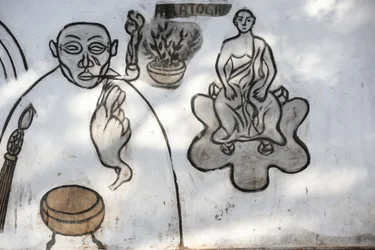 Voodoo-Wandmalerei auf dem Akodessewa-Fetischmarkt, bekannt als der größte Voodoo-Markt der Welt. Lome, Togo