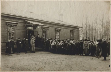 Warten auf die Überführung des Leichnams von Leo Tolstoi am Bahnhof Astapovo, 20. November 1910, 1910