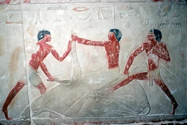 Wandmalerei von 3 Metzgern, die einen Kadaver zerlegen, Grab von Idut, 5. Dynastie, ca. 2350 v. Chr.