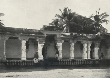 Wandelhalle eines Hindutempels, Ceylon, 1926