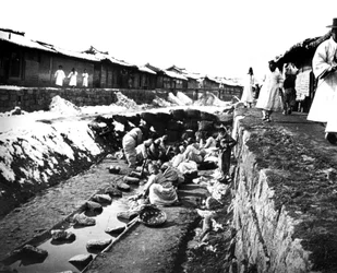 Wäsche im Freien waschen, Korea, 1900