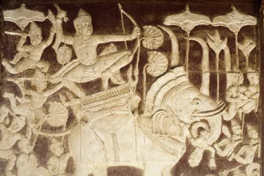 Wat Ounalom: Skulptur, die eine Kampfszene aus dem Ramayana darstellt, Phnom Penh, Kambodscha