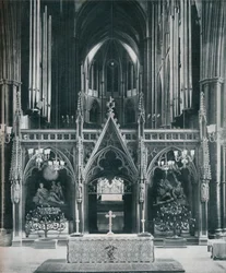 Westminster Abbey, London, zeigt Benno Elkans Altes Testament und Neues Testament Kandelaber, ca. 1942