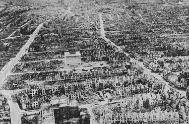 Was britische Bomber in Bremen an der Weser angerichtet haben, 1945