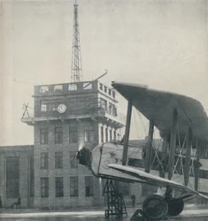 Wo Offiziere eines großen Flugplatzes Kontakt zu den fliegenden Piloten halten, ca. 1935