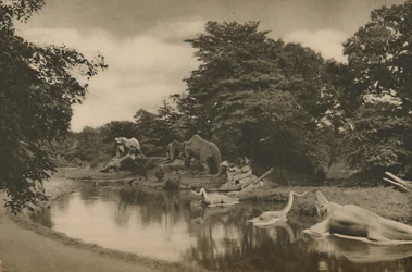 Wo die Bestien der Urzeit am See im Palastgarten lauern, ca. 1935