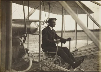 Wilbur Wright im Flugzeug