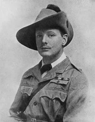Winston Churchill während seiner Zeit als Kriegsberichterstatter, ca. 1899, 1945