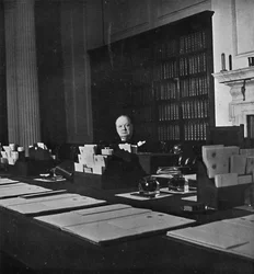 Winston Churchill im Kabinettsraum der Downing Street 10, 1940er, 1945