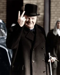 Winston Churchill zeigt sein berühmtes V-Zeichen für den Sieg, 1942