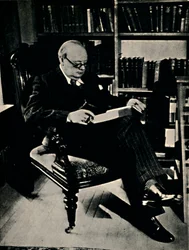 Winston Spencer Churchill in seiner Bibliothek