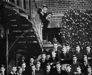 Winston steigt eine Treppe hinauf, während die Klasse posiert, um 1889, 1945