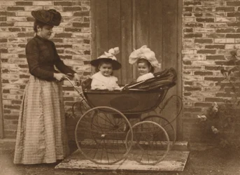Frau und Kinder im Kinderwagen, 1937