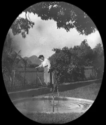 Frau an einem Teich in einem Garten, Rio de Janeiro, Brasilien