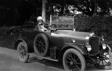Frau fährt Auto, 1930