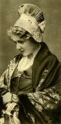 Frau in traditioneller Tracht, Niederösterreich, ca. 1935