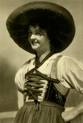 Frau in traditioneller Tracht, Tirol, Österreich