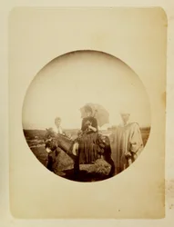 Frau reitet auf einem Esel, um 1890