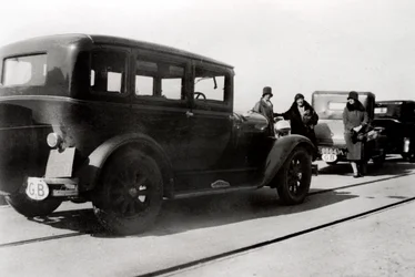 Frauen und geparkte Autos, 1930