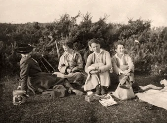 Frauen genießen ein Picknick, 20. Jahrhundert