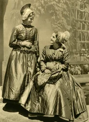 Frauen in traditioneller Tracht, Niederösterreich, ca. 1935
