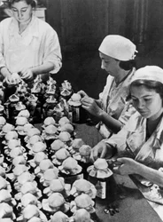 Frauen versiegeln Flaschen mit gespendetem Blut, Zweiter Weltkrieg, Moskau, 1941