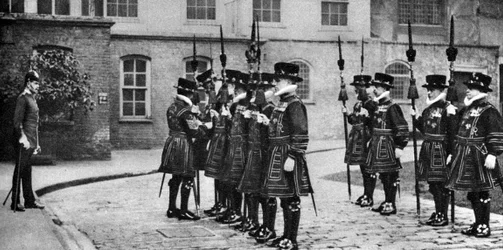Yeomen Warders bei der Parade im Tower of London, 1926-1927