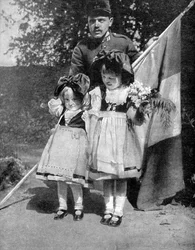 Junge elsässische Kinder in traditioneller Kleidung mit einem französischen Soldaten, Erster Weltkrieg, 1915
