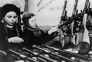 Junge Mädchen montieren Maschinengewehre in einer russischen Fabrik, 1943