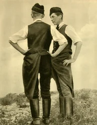 Junge Männer in traditioneller Tracht, Burgenland, Österreich, um 1935