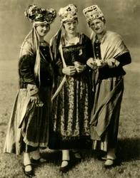 Junge Frauen in traditioneller Tracht, Steiermark, Österreich, um 1935