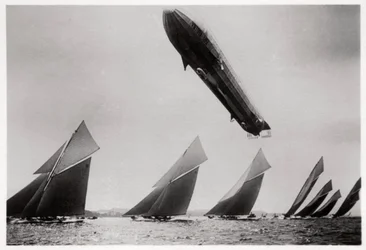 Zeppelin LZ11 Viktoria Luise im Flug während der Kieler Regatta, Deutschland, 1912, 1933