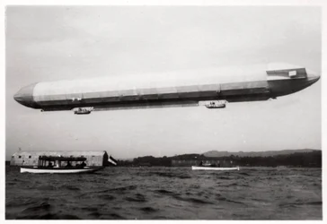 Zeppelin LZ3 in der Luft, Deutschland, um 1906-1908, 1933