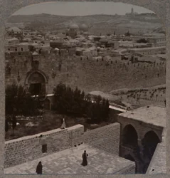 Zionstor. Der Ölberg und der Skopusberg in der Ferne