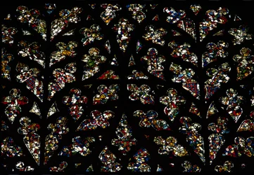 Abstrakte Muster aus Fragmenten von Glasmalereien des 13. Jahrhunderts im Bischofsauge-Fenster, südliches Rosenfenster