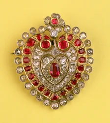 Antike herzförmige Brosche (Diamant und Rubin)